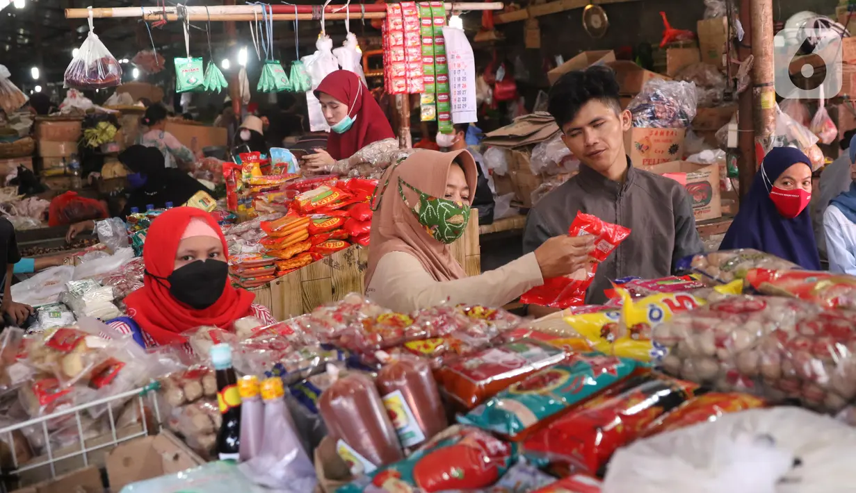 Aktivitas perdagangan di pasar Kebayoran Lama, Jakarta, Selasa (11/5/2021). Warga memadati pasar tradisional demi memenuhi kebutuhan jelang Idul Fitri 1442 H. (Liputan6.com/Angga Yuniar)