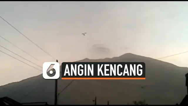 Angin Kencang merusak sejumlah rumah yang ada di Magelang, Jawa Tengah. BPBD dan Pemerintah Kabupaten mengevakuasi warga agar tidak terluka.