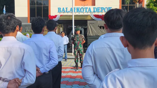 Pemerintah Kota Depok saat memberangkatkan anak mengikuti pendidikan militer ke Markas Divisi 1 Kostrad, Depok. Kostrad siap membantu Pemerintah Kota Depok dalam pelaksanaan pendidikan karakter kepada anak. (Liputan6.com/Dicky Agung Prihanto)