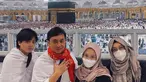 Jarang tersorot, Arsy Widianto rupanya tengah menjalankan ibadah umrah di awal tahun ini. Penyanyi sekaligus penulis lagu kelahiran 26 November 1999 itu bertolak ke Tanah Suci bersama keluarga, termasuk sang ayah, Yovie Widianto. Mereka mengabadikan momen dengan latar belakang Ka'bah. (Liputan6.com/IG/@arsywidianto)