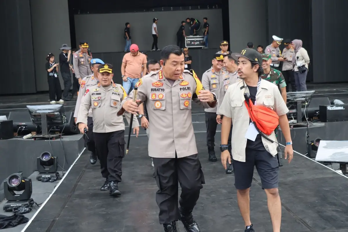 Kapolres Metro Jakarta Pusat, Kombes Pol Susatyo Purnomo Condro saat melakukan peninjauan di Gelora Bung Karno (GBK) Jakarta.