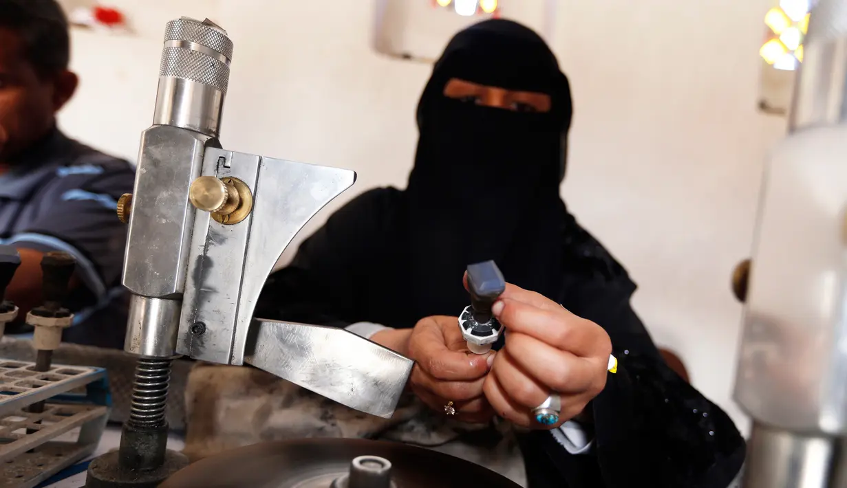 Melihat Kehidupan Wanita Yaman yang Bekerja Sebagai Pengrajin Batu Mulia
