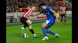 Elkan Baggot dipercaya pelatih Neil Harris tampil sebagai starter dala laga yang berlangsung di Gtech Community Stadium, London, Rabu (9/11/2022). (AFP/Glyn Kirk)