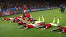 Para pemain Wales merayakan kemenangan atas Belgia dengan berselancar diatas rumput pada laga perempat final Piala Eropa 2016 di Stade Pierre-Mauroy, Lille, Prancis, Sabtu (2/7/2016) dini hari WIB. (REUTERS/Carl Recine)