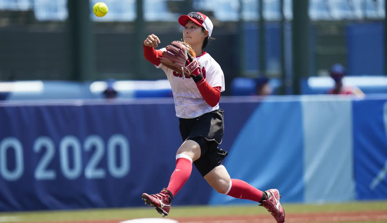 Atlet Softball Jepang, Atsumi Mana, melakukan lemparan saat sesi latihan jelang Olimpiade di Stadion Fukushima Azuma, Jepang, Selasa (20/7/2021). Upacara pembukaan sendiri akan dihelat di Stadion Olimpiade Tokyo pada Jumat 23 Juli 2021. (Foto: AP/Jae C. Hong)
