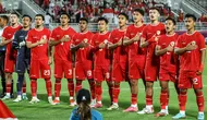 Para pemain starting XI Timnas Indonesia U-23 berbaris menyanyikan lagu kebangsaan Indonesia Raya sebelum dimulainya laga perebutan tempat ketiga Piala Asia U-23 2024 menghadapi Irak U-23 di Abdullah bin Khalifa Stadium, Doha, Qatar, Kamis (2/5/2024). (AFP/Karim Jaafar)