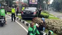 Kecelakaan di kawasan SCDB yang melibatkan mobil marcedes-benz dengan ojol. (Liputan6.com/Ady Anugrahadi)