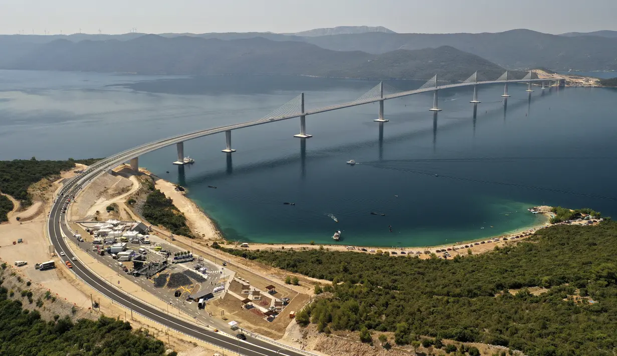 Pemandangan dari udara Jembatan Peljesac yang baru dibangun di Komarna, Kroasia selatan, 26 Juli 2022. Kroasia menandai pembukaan kunci dan jembatan yang telah lama ditunggu-tunggu yang menghubungkan dua bagian dari garis pantai Laut Adriatik negara itu dengan melewati sebagian kecil wilayah Bosnia. (AP Photo)