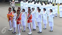 Anggota Pasukan Pengibar Bendera (Paskibraka) bersiap untuk menaikkan bendera merah putih saat Upacara Peringatan Detik-detik Proklamasi 17 Agustus di halaman Istana Merdeka, Jakarta, Senin (17/8/2015). (Liputan6.com/Faizal Fanani)