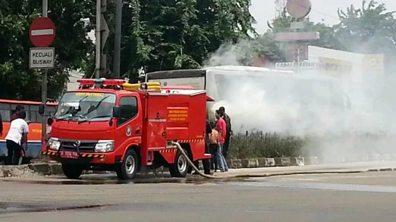 busway-terbakar-140123b.jpg