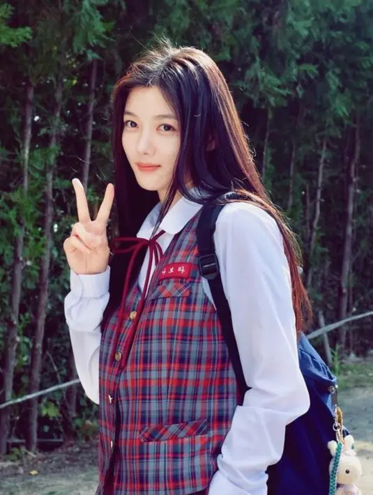 You Jung tampil mengenakan seragam ala anak sekolah tahun 90-an. Aktris yang mendapat julukan Saeguk Fairy ini berperan sebagai Na Bo-ra dalam film bergenre drama romantis tersebut. (Instagram/@you_r_love)