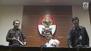 Wakil Ketua KPK Laode M. Syarif (tengah) bersama Saut Situmorang (kiri) dan Jubir KPK Febri Diansyah (kanan) saat jumpa pers di Jakarta, Jumat (16/3). KPK menetapkan cagub Maluku Utara Ahmad Hidayat Mus sebagai tersangka. (Liputan6.com/Herman Zakharia)