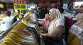 Sejumlah warga memadati Pasar Tanah Abang, Jakarta, Minggu (23/3/2025). (Liputan6.com/Herman Zakharia)