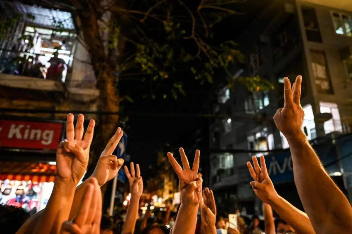 Demonstran anti-kudeta Myanmar di Yangon melayangkan salut tiga jari ala The Hunger Games, simbol pembangkangan terhadap pemerintahan totaliter (AFP PHOTO)