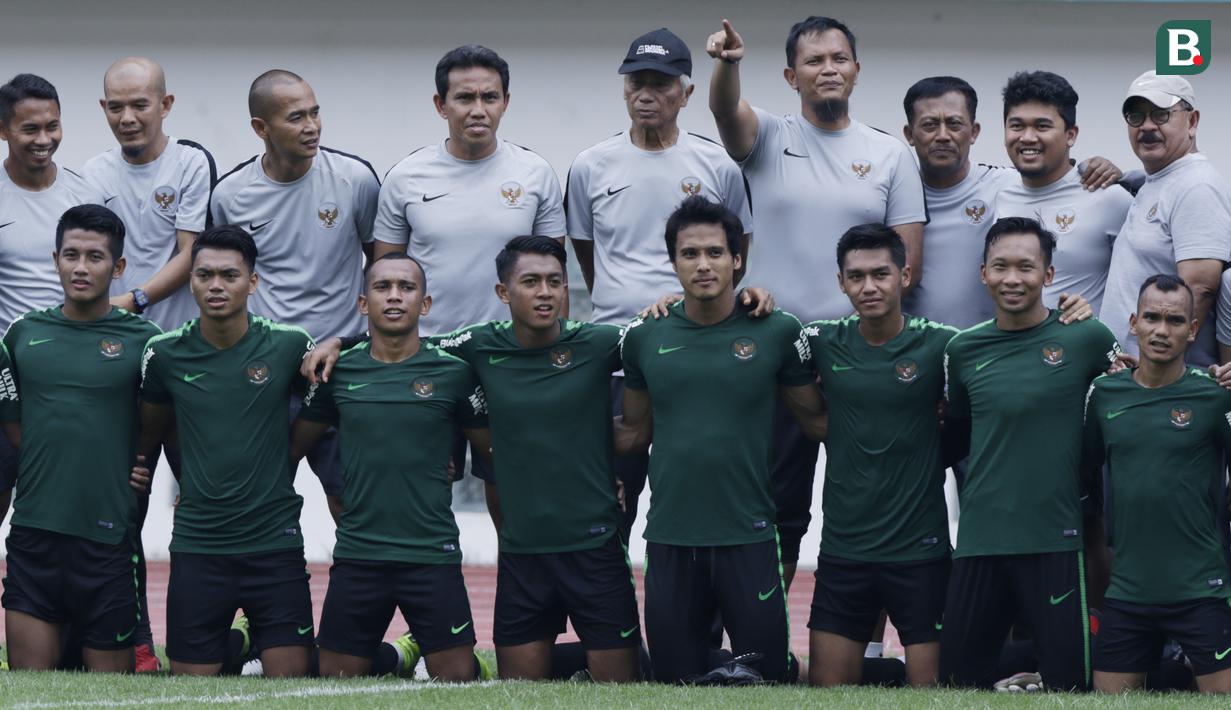 Pemain dan staf pelatih Timnas Indonesia foto bersama usai sesi latihan di Stadion Wibawa Mukti, Jawa Barat, Sabtu (03/11/2018). Danurwindo ambruk ketika seluruh tim dan ofisial melakukan sesi foto bersama. (Bola.com/M Iqbal Ichsan)