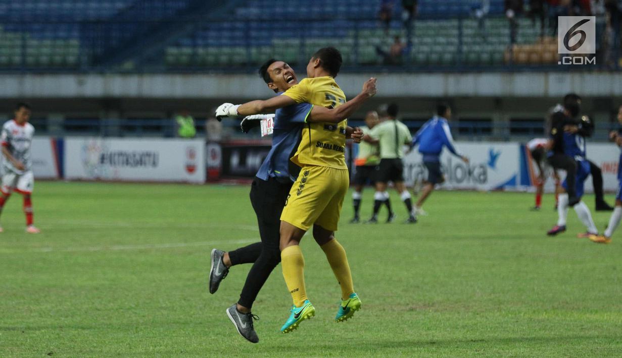 Pemain PSIS berpelukan saat merayakan kemenangan melawan Martapura FC di Final tempat ketiga Liga 2 Indonesia di Stadion GBLA, Bandung, Selasa (28/11). PSIS unggul 6-4 dan lolos ke Liga 1 Indonesia. (Liputan6.com/Helmi Fithriansyah)