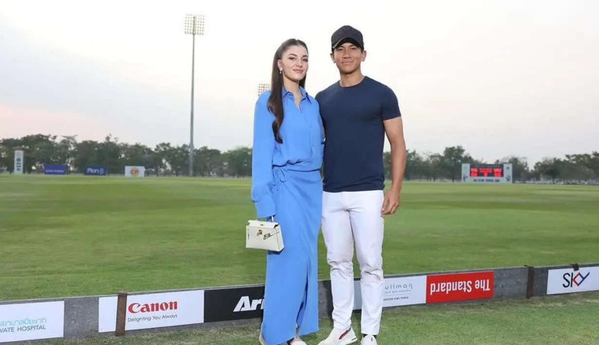 <p>Anisha Rosnah tampil dengan setelan biru, sementara itu Pangeran Mateen mengenakan kaos navy dipadukan celana putih. [@tmski]</p>