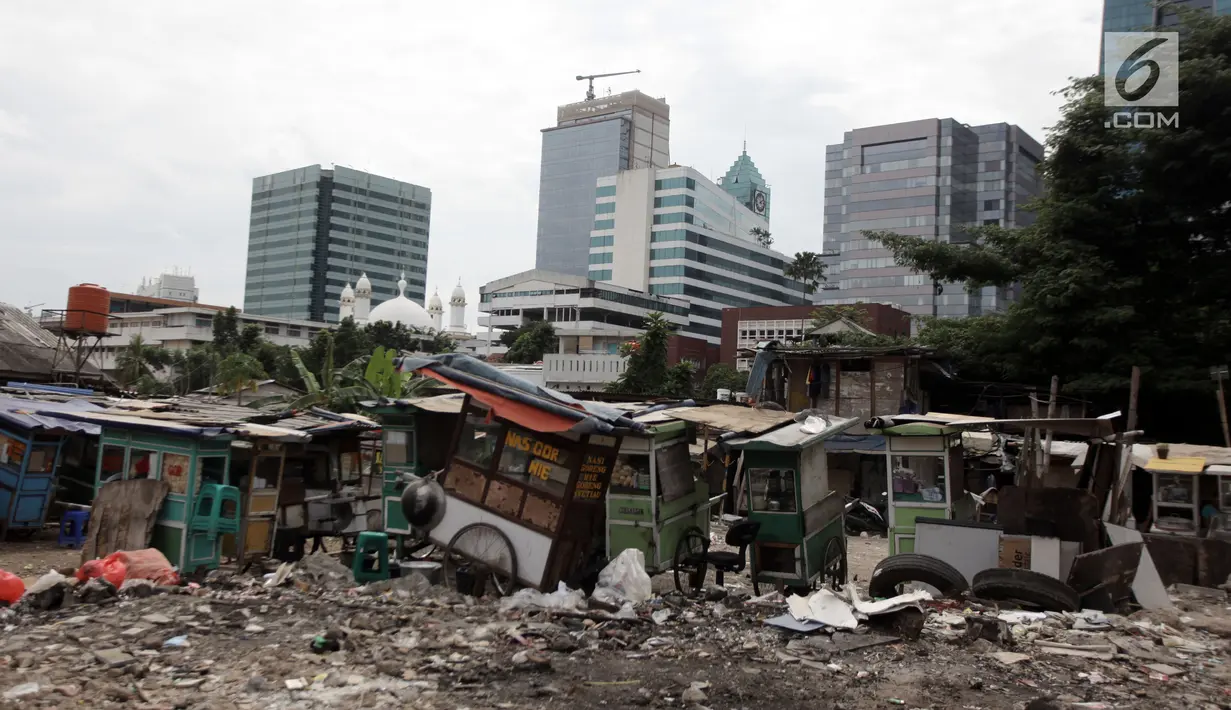 Sejumlah gerobak dagangan milik warga yang bermukim di Kampung Kuningan Timur, Jakarta, Kamis (11/1). Pesatnya pembangunan membuat beberapa kampung di tengah kota terus terancam oleh gemerlap gedung bertingkat. (Liputan6.com/Arya Manggala)