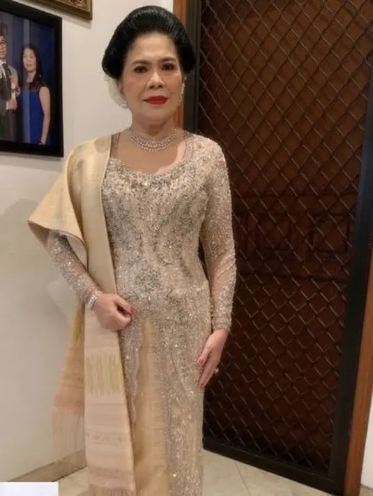Sementara itu, istri Hotman Paris, ibu Anne juga tampil dengan kebaya panjang berpayet dari Myrna Myura. Dipadukan songket keemasan untuk selendang dan bawahannya, lalu sandal slop yang serasi dengan kebaya. [@myrnamyura]