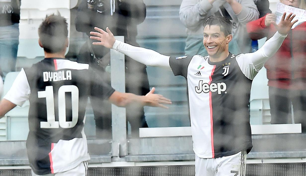 Penyerang Juventus, Cristiano Ronaldo berselebrasi dengan rekannya Paulo Dybala usai mencetak ke gawang Udinese selama pertandingan lanjutan Liga Serie A Italia di Stadion Allianz di Turin (15/12/2019). Juventus menang 3-1 atas Udinese. (Alessandro Di Marco / ANSA via AP)