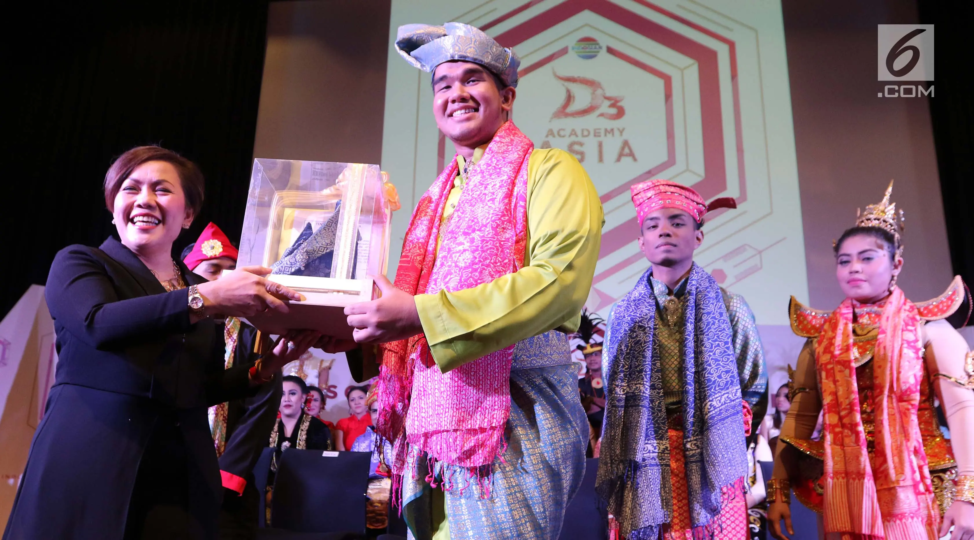 Farez Adnan menerima kenang-kenangan dari Direktur Progam SCM, Harsiwi Achmad, dalam acara konfrensi pers D'Academy Asia 3. (Liputan6.com/Helmi Afandi)