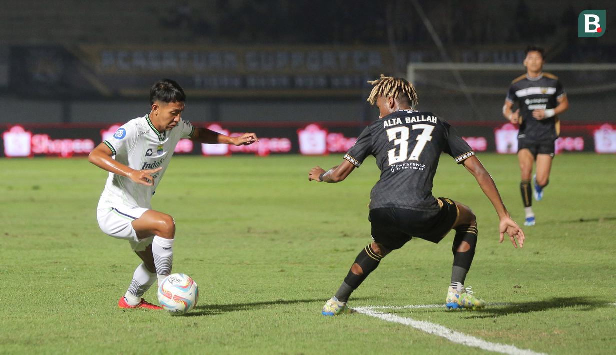 <p>Pemain Persib Bandung, Beckham Putra (kiri) berusaha melewati pemain Dewa United, Altalariq Ballah pada laga pekan ke-20 BRI Liga 1 2023/2024 di Stadion Indomilk Arena, Tangerang, Minggu (26/11/2023). (Bola.com/M Iqbal Ichsan)</p>