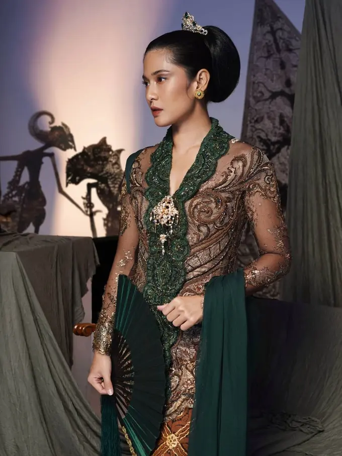FOTO: Gaya Dian Sastrowardoyo saat Pakai Kebaya, Tampil Elegan