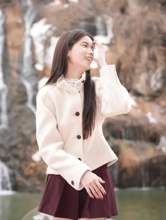 Sabrina memadukan jaket putihnya dengan rok mini berwarna marun, menambah kesan feminin sekaligus modis. [@sabrinachairunnisa_].
