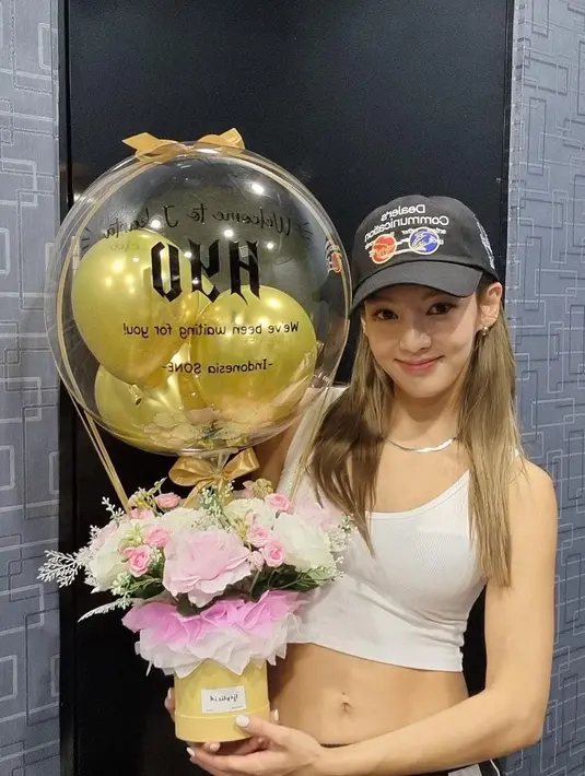 Hyoyeon juga mendapat hadiah manis dari para SONE (sebutan penggemar SNSD). Dia mendapat sebuket bungan dengan balon hias berwarna keemasan. "Thank you so much Jakarta," tulisnya. (Foto: Instagram/ hyoyeon_x_x)