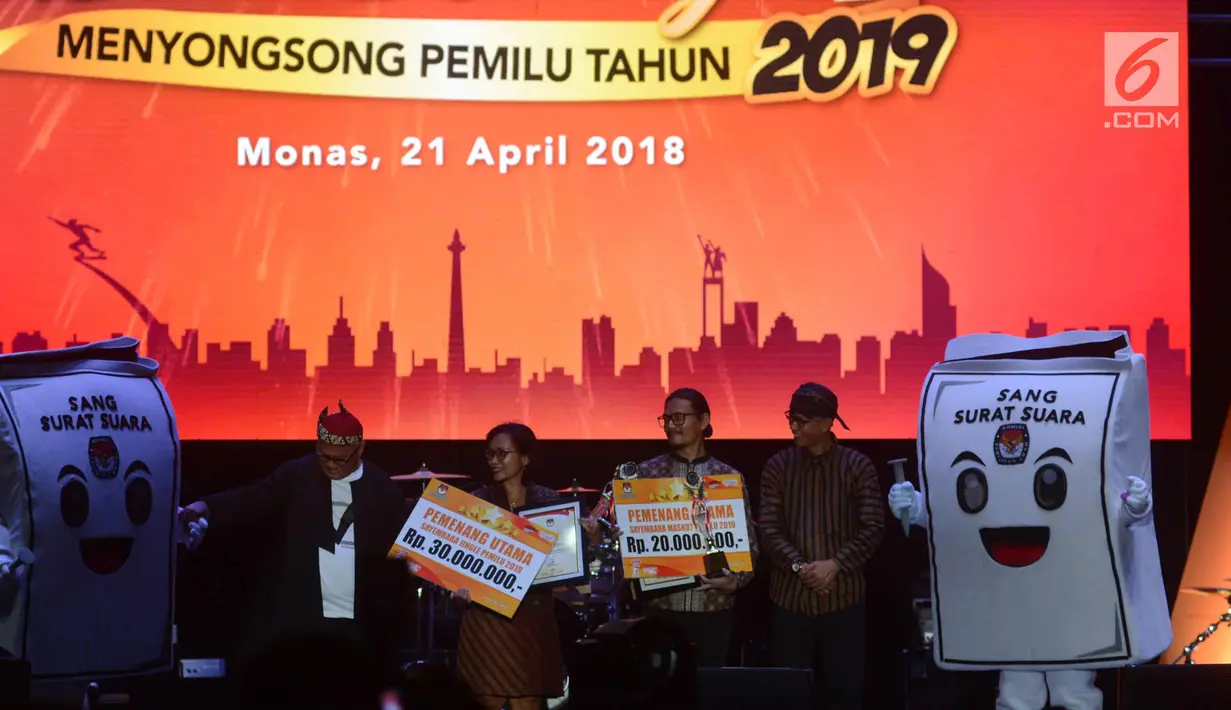 Para pemenang dalam Pagelaran Seni Budaya Menyongsong Pemilu 2019 berpose dengan Maskot Pemilu 2019 bernama Sang Sura di lapangan Monas, Jakarta, Sabtu (21/4). (Merdeka.com/Imam Buhori)