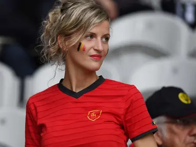 Kesedihan terpancar di wajah Fans cantik Belgia  ini saat timnya kalah dari Wales 1-3 pada perempat final Piala Eropa 2016 di Stade Pierre-Mauroy, Lille, Prancis, Sabtu (2/7/2016) dini hari WIB. (AFP/ Paul Ellis)