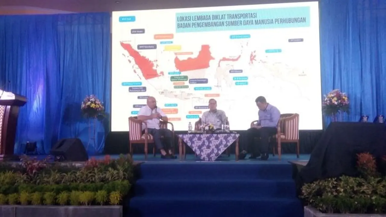 Skeretaris Jenderal (Sekjen) Kementerian Perhubungan (Kemenhub) Sugihardjo menjadi pembicara dalam diskusi dikampus UIN SMH Banten, Senin (04/12/2017).