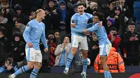 Striker Manchester City Julian Alvarez merayakan golnya ke gawang RB Leipzig dengan rekan setimnya Erling Haaland dan Rico Lewis dalam pertandingan Grup G Liga Champions di Etihad Stadium, Rabu (29/11/2023) dini hari WIB. (Paul ELLIS / AFP)