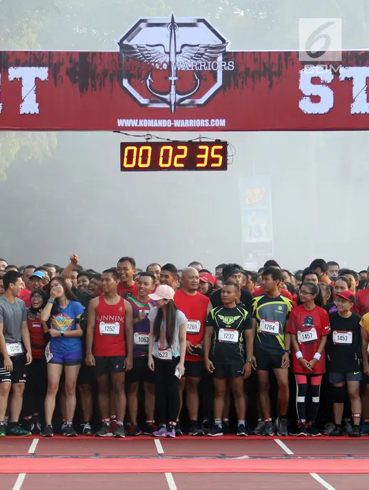 Para peserta bersiap mengikuti Komando Warriors di Cijantung, Jakarta, Minggu (6/5). Komando Warriors terbagi dalam empat kategori yaitu individu putra sipil, individu militer, individu putri sipil dan militer, dan grup bebas. (Liputan6.com/Angga Yuniar)