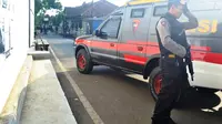 Polisi mengamankan lokasi ledakan di KUA Sidareja, Cilacap, Jawa Tengah. (Liputan6.com/Muhamad Ridlo)