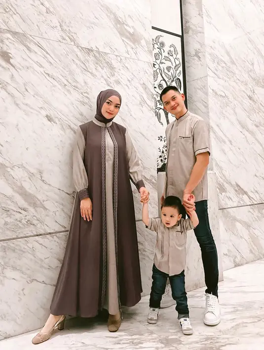 Tampilan gaya modest nuansa warna silver dan cokelat yang stylish.  [Foto: IG/citraciki].