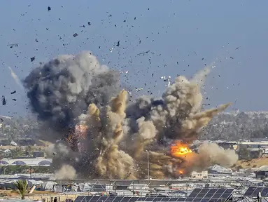Asap dan api membubung dari tempat penampungan Gath, yang menampung pengungsi Palestina, setelah serangan udara Israel di sebelah barat Khan Yunis, Jalur Gaza selatan pada 31 Januari 2026. Serangan udara Israel kembali menghantam apartemen tempat tinggal warga, tenda pengungsian, serta sebuah kantor polisi di wilayah Gaza. (Bashar Taleb/AFP)