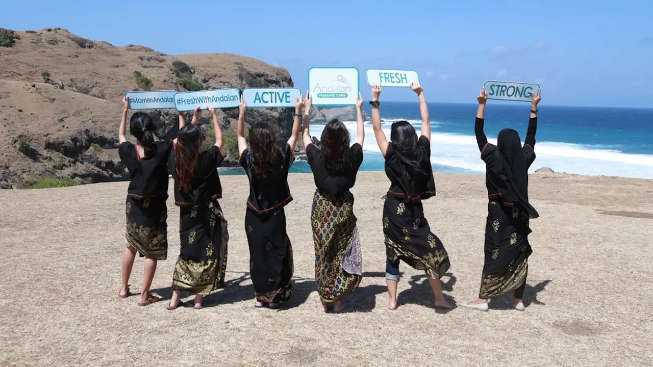 Liburan Bareng Andalan Feminine Care: Mendaki Bukit Merese dan Pound Fit di Pantai Mawun