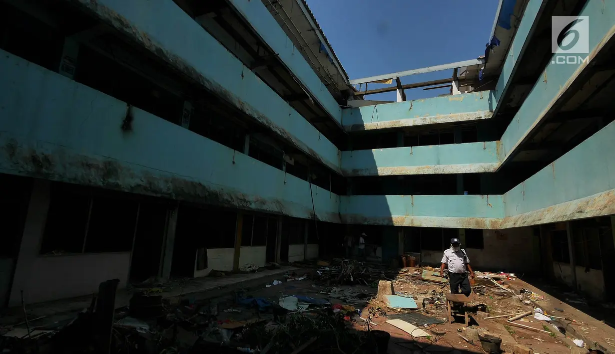 Suasana Rumah Susun Karang Anyar, Jakarta Pusat, Selasa (11/9). Rumah Susun yang berdiri sejak 1987 rencananya akan direvitalisasi menjadi dua tower dengan ketinggian 16 lantai, dan ditargetkan selesai 2020. (Liputan6.com/Herman Zakharia)