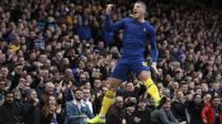 Gelandang Chelsea, Ross Barkley, merayakan gol yang dicetaknya ke gawang Notthingham Forest pada laga Piala FA di Stadion Stamford Bridge, London, Minggu (5/1). Chelsea menang 2-0 atas Forest. (AP/Ian Walton)
