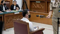 Terdakwa kasus perintangan penyidikan kematian Brigadir J, Irfan Widyanto bersiap menjalani sidang perdana di Pengadilan Negeri Jakarta Selatan, Rabu (19/10/2022). Irfan Widyanto merupakan mantan Kasubnit I Subdit III Dittipidum Bareskrim Polri. (Liputan6.com/Faizal Fanani)