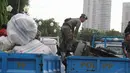 Sejumlah lapak dan barang dagangan milik PKL liar di kawasan Monas kembali disita petugas, Jakarta, Kamis (4/12/2014). (Liputan6.com/Faizal Fanani)