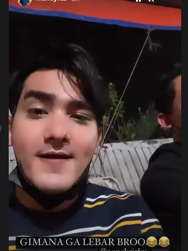 Menjadi artis tidak membuat Mahdy Reza gengsi makan di pinggir jalan (Instagram Stories)