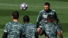 Pemain Real Madrid Karim Benzema (kanan) bersama rekan setimnya menjalani sesi latihan di kompleks latihan Ciudad Real Madrid, Valdebebas, Madrid, Spanyol, 14 Maret 2023. Real Madrid akan menghadapi Liverpool pada pertandingan sepak bola leg kedua babak 16 besar Liga Champions. (PIERRE-PHILIPPE MARCOU/AFP)