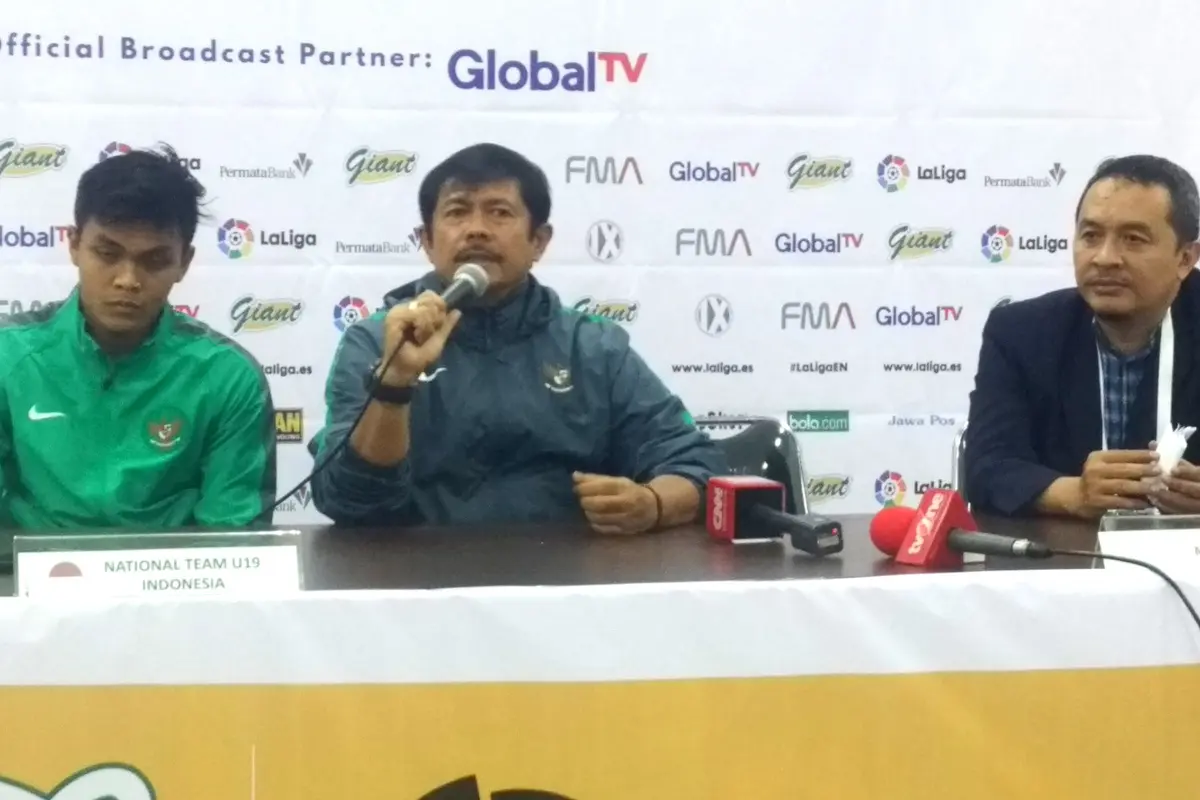 Pelatih Timnas Indonesia U-19, Indra Sjafri (tengah), memberi keterangan kepada wartawan usai anak asuhnya dikalahkan Espanyol B pada laga uji coba di Stadion Bandung Lautan Api, Jumat (14/7/2017).
