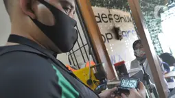 Ahmad Hilmy Almusawa meracik kopi pesanan pelanggan di Mata Hati Koffie di Pamulang, Tangerang Selatan, Selasa (21/7/2020). Barista muda yang mengalami kebutaan total sejak umur 12 tahun dan masih kuliah di Fakultas Ilmu Pendidikan UMJ ini sejak Februari membuka kedai kopi. (merdeka.com/Arie Basuki)
