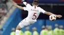 Pemain Portugal, Raphael Guerreiro (atas) hilang kesimbangan saat berebut bola dengan pemain Uruguay, Luis Suarez pada laga 16 besar Piala Dunia 2018 di Fisht Stadium, Sochi, Rusia, (30/6/2018). Portugal kalah 1-2. (AP/Andrew Medichini)