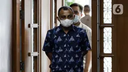 Maskur Husain sesaat sebelum menjadi saksi dalam sidang lanjutan dugaan suap penanganan perkara korupsi di Lampung Tengah dengan terdakwa Azis Syamsuddin di Pengadilan Tipikor Jakarta, Kamis (23/12/2021). (Liputan6.com/Helmi Fithriansyah)