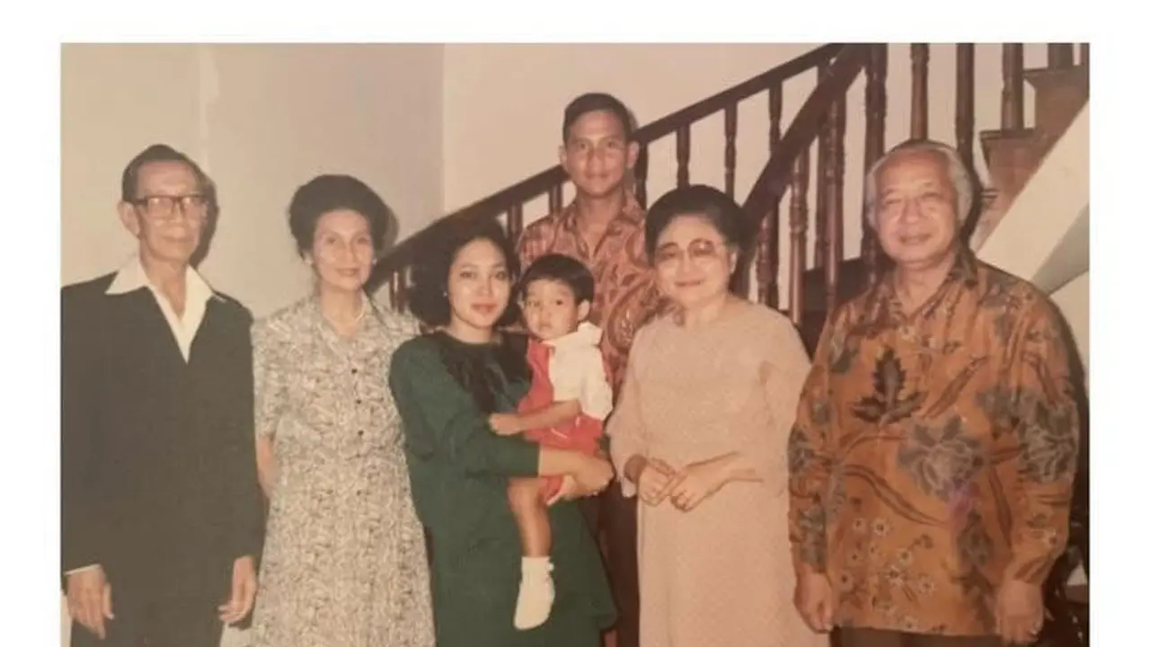Prabowo Beri Selamat Ultah ke Titiek, Unggah Foto Lawas Bareng Soeharto dan Soemitro