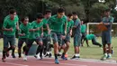 Pemain Timnas U-19 berlari mengelilingi stadion pada sesi ketahanan fisik di Stadion Atang Sutresna Kopasus, Cijantung, Kamis (06/04/2017). Latihan ini bagian dari seleksi tim persiapan Piala AFF U-18 di Myanmar. (Bola.com/Nicklas Hanoatubun)